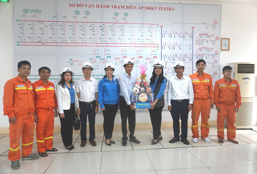 Trao quà cho công nhân viên, lao động Trạm biến áp 550 kV Pleiku. Ảnh. Đinh Yến