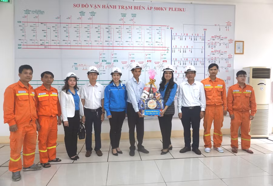Trao quà cho công nhân viên, lao động Trạm biến áp 550 kV Pleiku. Ảnh. Đinh Yến