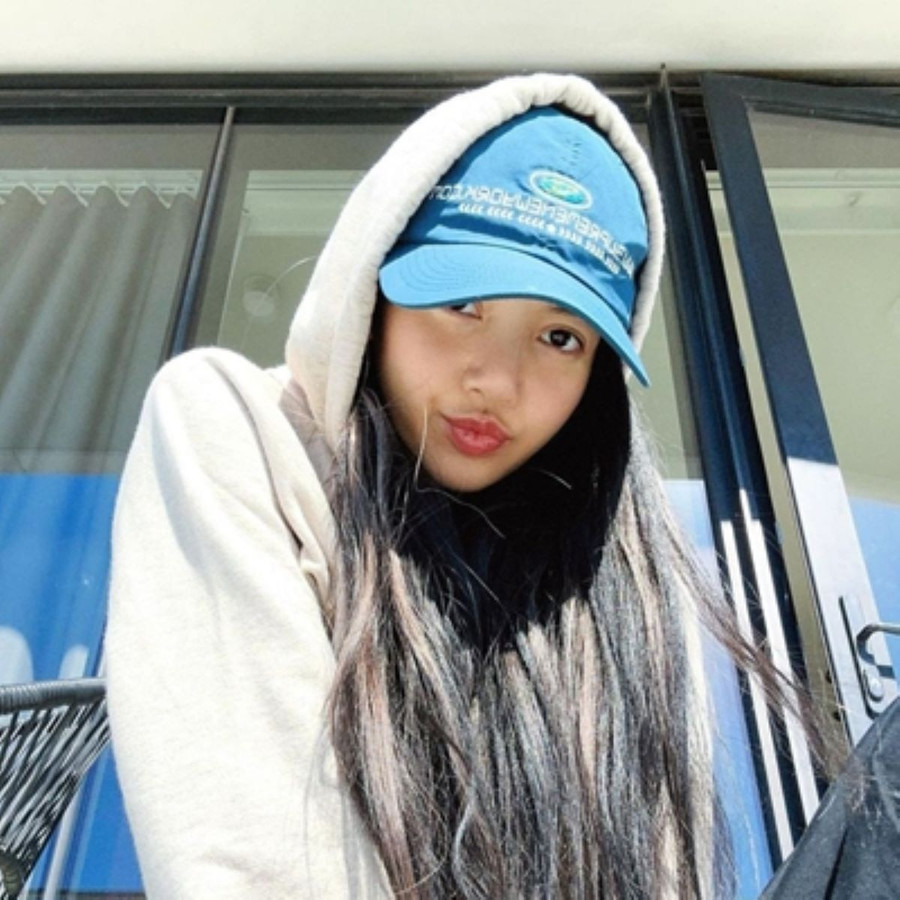  Mix cùng một chiếc mũ lưỡi trai là bạn đã sở hữu vẻ đẹp đáng yêu, tinh nghịch như cô nàng Lisa rồi.