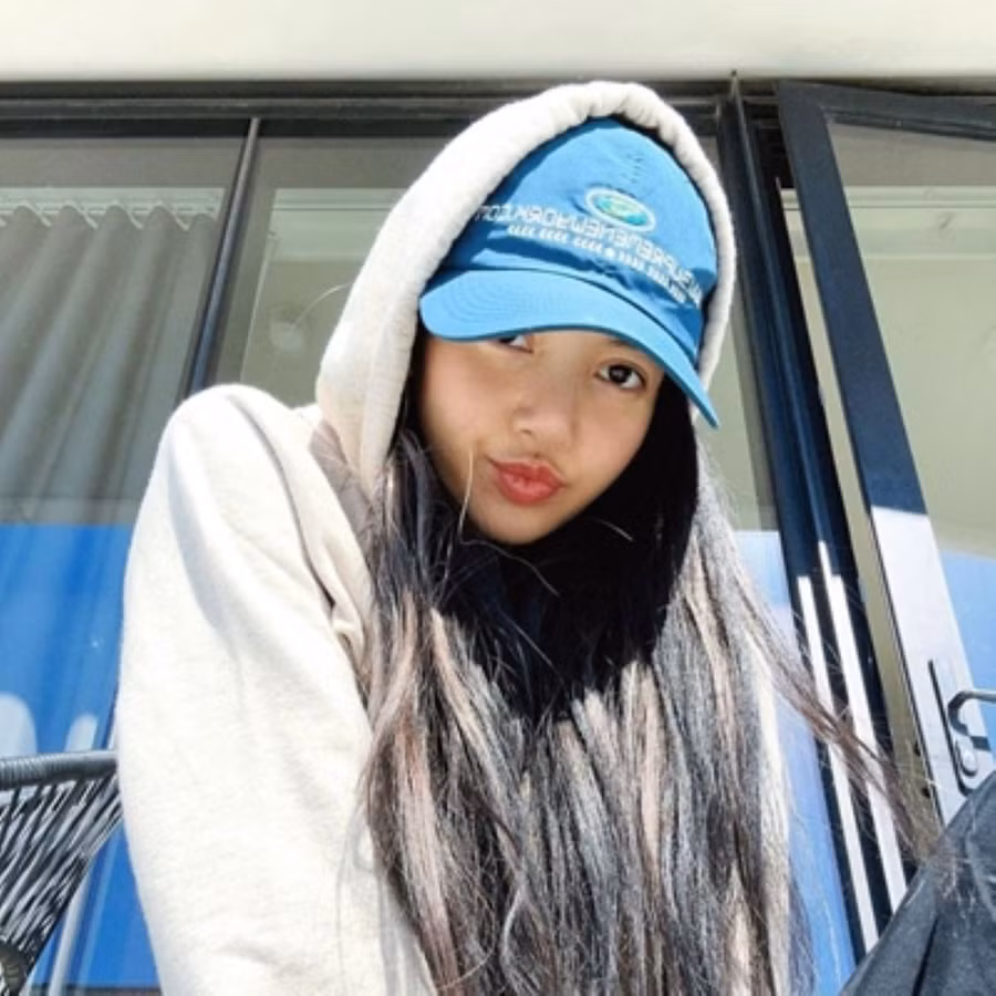  Mix cùng một chiếc mũ lưỡi trai là bạn đã sở hữu vẻ đẹp đáng yêu, tinh nghịch như cô nàng Lisa rồi.