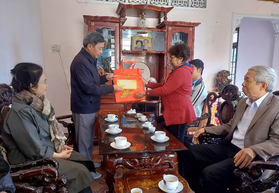 Ông Huỳnh Thế Mạnh thăm, chúc Tết gia đình ông Đinh Tiết-nguyên Ủy viên Ban Thường vụ Tỉnh ủy, Trưởng Ban Tổ chức Tỉnh ủy. Ảnh: T.D