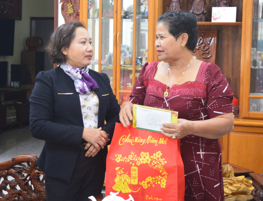 Phó Chủ tịch HĐND tỉnh (bên trái) thăm, tặng quà bà Rơ Châm Phớt. Ảnh: Anh Huy