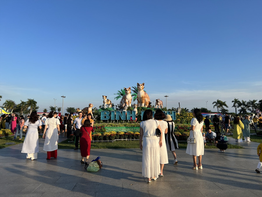 Linh vật năm Quý Mão 2023 tại TP. Quy Nhơn thu hút đông đảo người dân đến chụp hình. Ảnh: Hoài Luân