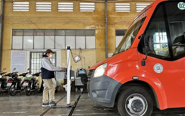 Cán bộ kỹ thuật tại Trạm đăng kiểm 49-01S tại thành phố Đà Lạt (Lâm Đồng) thực hiện quy trình kiểm định cho phương tiện trên địa bàn. Ảnh: Nguyễn Dũng/TTXVN