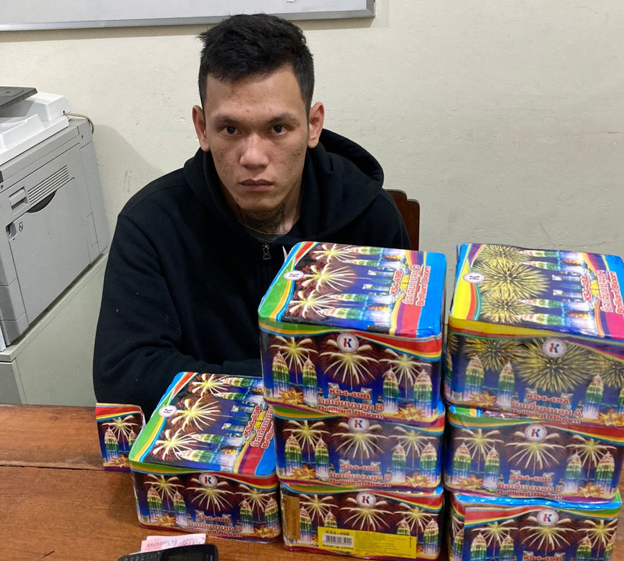 Đối tượng Nguyễn Quang Tuân bị Công an TP.Pleiku bắt giữ cùng số pháo là tang vật vụ án. Ảnh: Công an TP.Pleiku