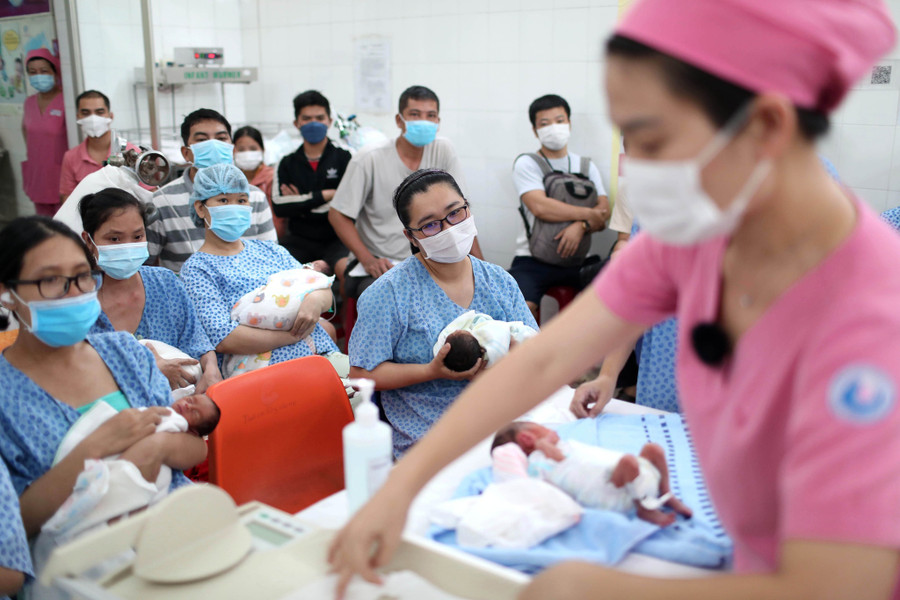 Điều dưỡng Diễm My hướng dẫn cha mẹ cách chăm trẻ Kangaroo. Ảnh: Ngọc Dương