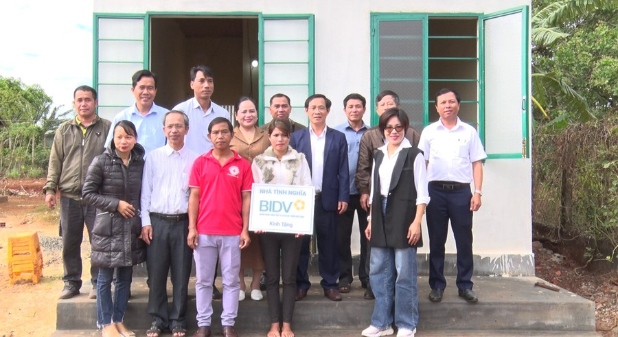 Bàn giao nhà ở cho gia đình chị Siu H Dương, làng Lung, xã Ia Kriêng, huyện Đức Cơ. Ảnh. Đinh Yến