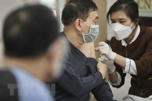  Tiêm vaccine phòng COVID-19 cho người dân. (Ảnh: Minh Quyết/TTXVN)
