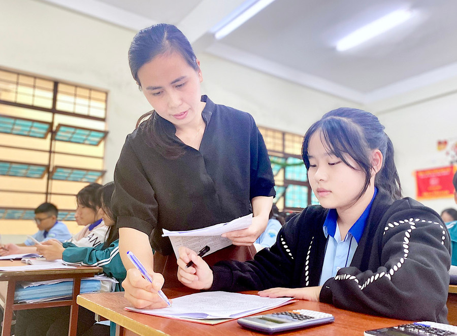 Cô Nguyễn Thị Kim Sa-giáo viên Trường THPT Chi Lăng (TP. Pleiku) hướng dẫn học sinh lớp 10 ôn tập môn Hóa học. Ảnh: Mộc Trà