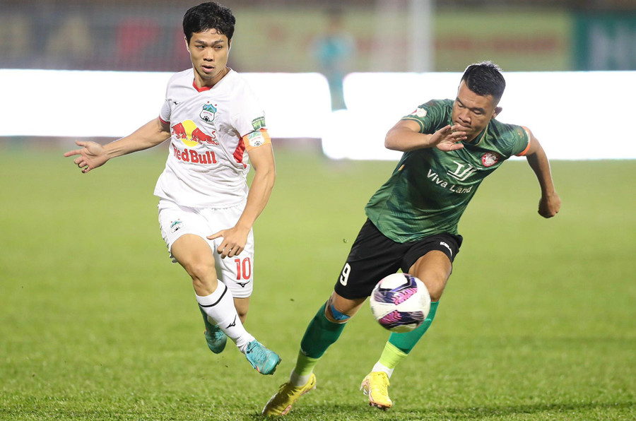  Công Phượng (bìa trái) và một số cầu thủ đã nói lời chia tay với HAGL. Ảnh: Lê Văn Ngọc