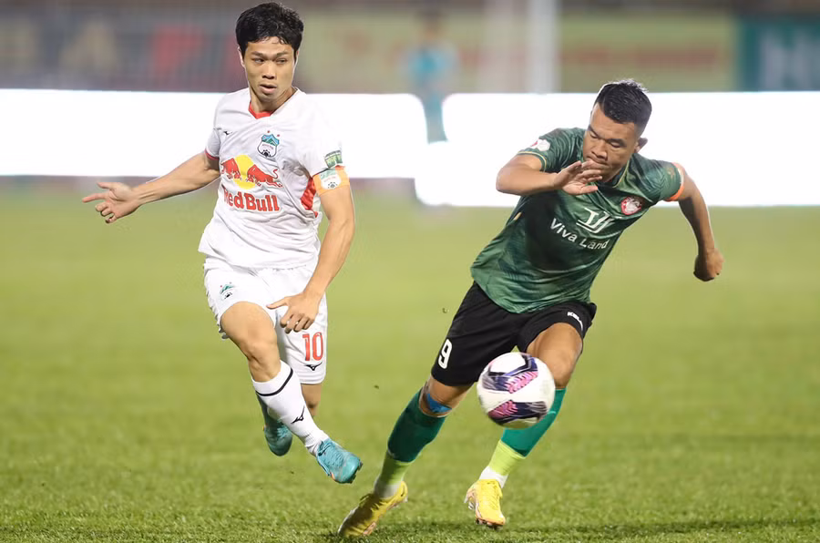  Công Phượng (bìa trái) và một số cầu thủ đã nói lời chia tay với HAGL. Ảnh: Lê Văn Ngọc