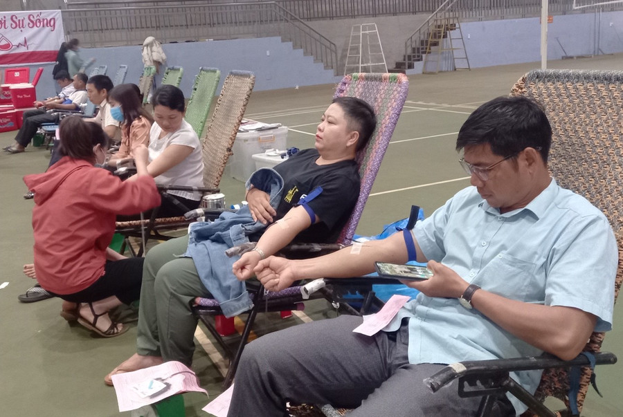 cán bộ, công chức, viên chức, người dân tích cực tham gia hiến máu tình nguyện. Ảnh. Đinh Yến