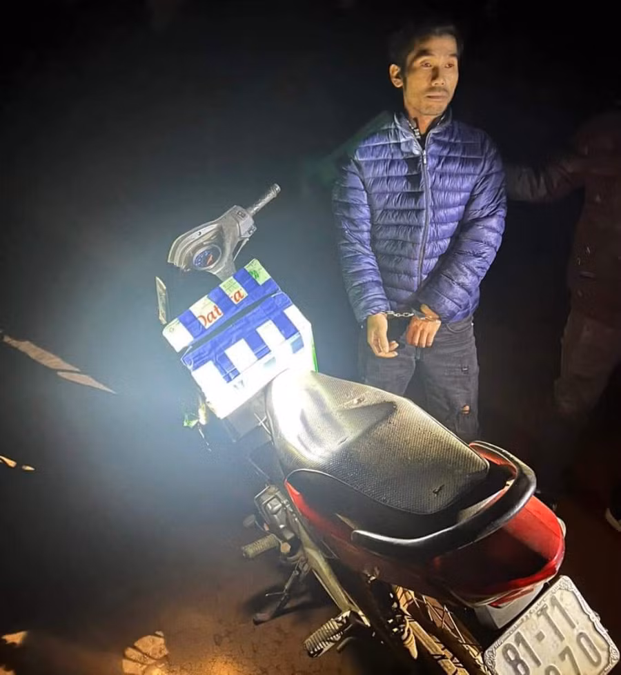 Đối tượng Trương Văn Thuận cùng tang vật.Ảnh: Công an huyện Chư Sê