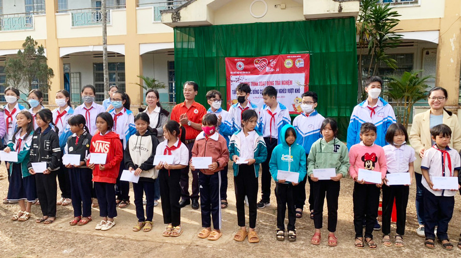Tặng học bổng cho học sinh nghèo vượt khó của Trường Tiểu học Nguyễn Trãi (xã Ia Pếch, huyện Ia Grai). Ảnh: Hồng Ngọc Đoàn công tác tặng học bổng cho học sinh nghèo vượt khó của Trường Tiểu học Nguyễn Trãi (xã Ia Pếch, huyện Ia Grai). Ảnh: Hồng Ngọc