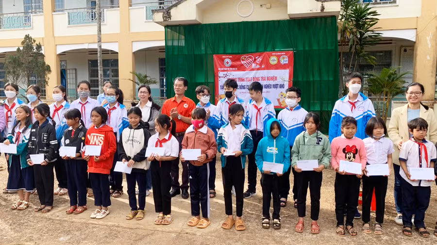 Đoàn công tác tặng học bổng cho học sinh nghèo vượt khó của Trường Tiểu học Nguyễn Trãi (xã Ia Pếch, huyện Ia Grai). Ảnh: Hồng Ngọc