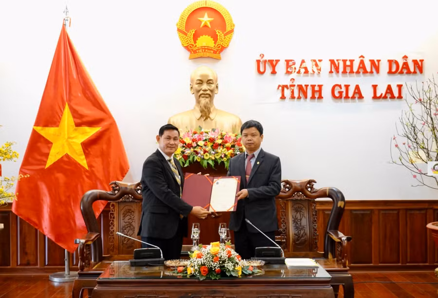 Phó Tỉnh trưởng Nhek Bankheng (bìa trái) trao Thư chúc Tết của Chính quyền tỉnh Kampong Thom đến lãnh đạo và Nhân dân tỉnh Gia Lai. Ảnh: Mộc Trà Ngài Phó Tỉnh trưởng Nhek Bankheng (bìa trái) trao Thư chúc Tết của Chính quyền tỉnh Kampong Thom đến lãnh đạo và Nhân dân tỉnh Gia Lai. Ảnh: Mộc Trà