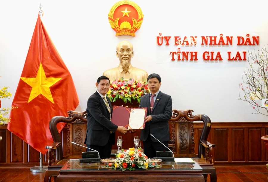 Phó Tỉnh trưởng Nhek Bankheng (bìa trái) trao Thư chúc Tết của Chính quyền tỉnh Kampong Thom đến lãnh đạo và Nhân dân tỉnh Gia Lai. Ảnh: Mộc Trà Ngài Phó Tỉnh trưởng Nhek Bankheng (bìa trái) trao Thư chúc Tết của Chính quyền tỉnh Kampong Thom đến lãnh đạo và Nhân dân tỉnh Gia Lai. Ảnh: Mộc Trà