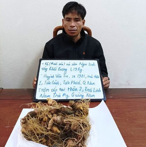 Huỳnh Văn Tin cùng tang vật. Ảnh: C.X Huỳnh Văn Tin cùng tang vật. Ảnh: C.X