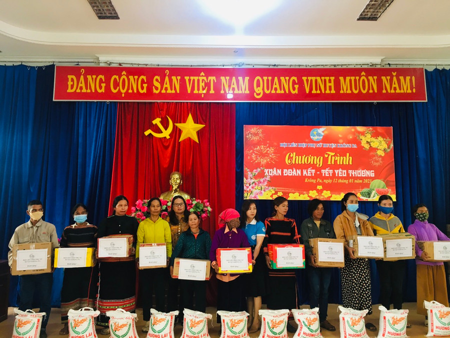 Hội Liên hiệp phụ nữ huyện tặng quà cho hội viên phụ nữ nghèo. Ảnh: Thanh Tâm