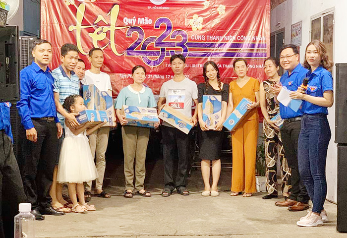 Công nhân ở lại đón Tết tham dự và nhận những phần quà trong chương trình “Vui tết cùng thanh niên công nhân”.