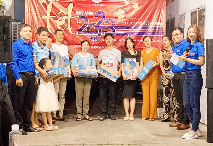 Công nhân ở lại đón Tết tham dự và nhận những phần quà trong chương trình “Vui tết cùng thanh niên công nhân”.