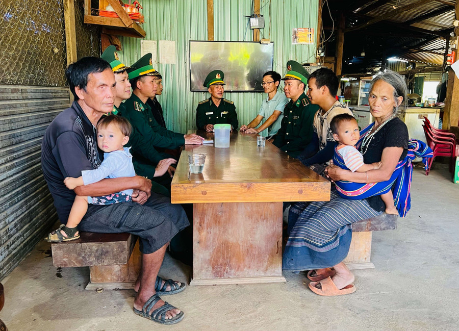 Cán bộ Đồn Biên phòng Đăk Long tuyên truyền, phổ biến pháp luật cho người dân thôn Măng Tắt, xã Đăk Long, huyện Đăk Glei. Ảnh: NH Cán bộ Đồn Biên phòng Đăk Long tuyên truyền, phổ biến pháp luật cho người dân thôn Măng Tắt, xã Đăk Long, huyện Đăk Glei. Ảnh: NH