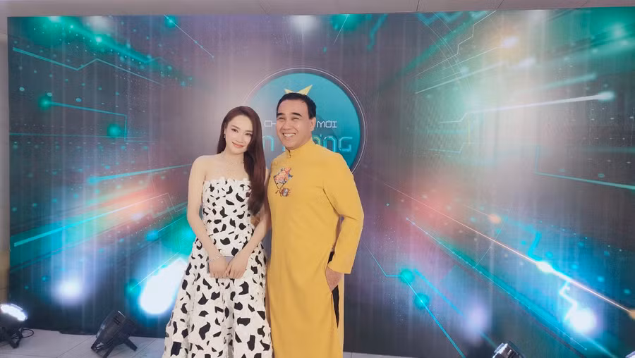 MC Quyền Linh có mặt tại Hà Nội trong lễ trao giải VTV Awards 2022. Ảnh: Thủy Vũ