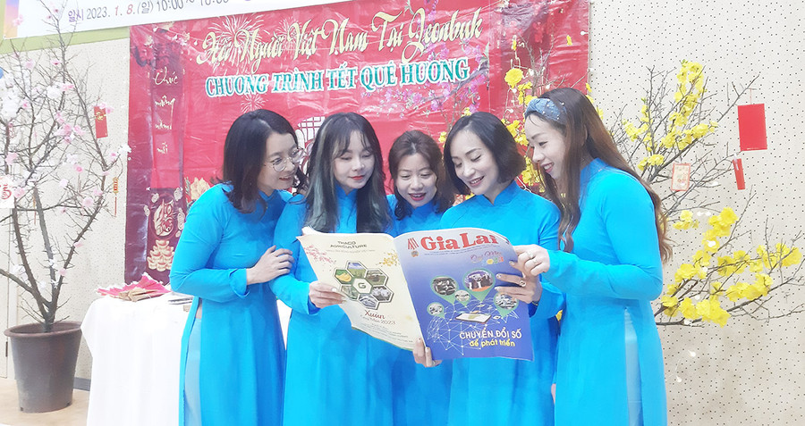 Các thành viên Hội Người Việt tại Jeonbuk vui mừng đón đọc ấn phẩm Gia Lai Xuân Quý Mão 2023. Ảnh: Nguyễn Quang Tuệ Các thành viên Hội Người Việt tại Jeonbuk vui mừng đón đọc ấn phẩm Gia Lai Xuân Quý Mão 2023. Ảnh: N.Q.T