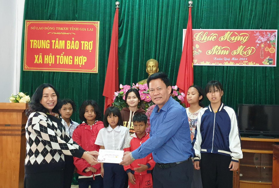 Lãnh đạo công ty tặng quà cho Trung tâm bảo trợ xã hội tổng hợp tỉnh. Ảnh: Hà Đức Thành