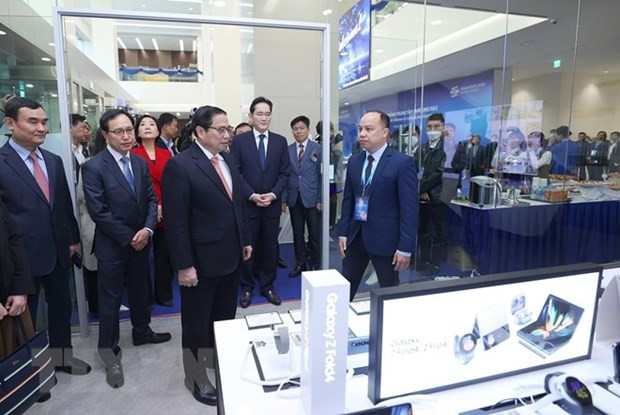 Sáng 23/12, Samsung Việt Nam đã chính thức khánh thành và đưa vào hoạt động Trung tâm Nghiên cứu và Phát triển (R&D) tại Khu đô thị Tây Hồ Tây, Hà Nội. Đây là trung tâm lớn nhất của tập đoàn tại khu vực Đông Nam Á. Trong ảnh: Thủ tướng Phạm Minh Chính tham quan trưng bày sản phẩm mới của Samsung tại trung tâm này. Ảnh: Dương Giang/TTXVN
