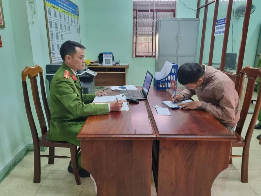 Lực lượng Công an lấy lời khai của đối tượng Nguyễn Thành Trọng. Ảnh: Công an phường An Phước Đối tượng Nguyễn Thành Trọng tại cơ quan Công an.Ảnh: Công an phường An Phước