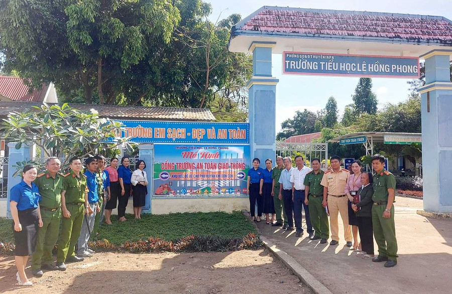  Lễ ra mắt mô hình “Cổng trường an toàn giao thông” tại Trường Tiểu học Lê Hồng Phong (xã Ia Trok, huyện Ia Pa). Ảnh: Vũ Chi