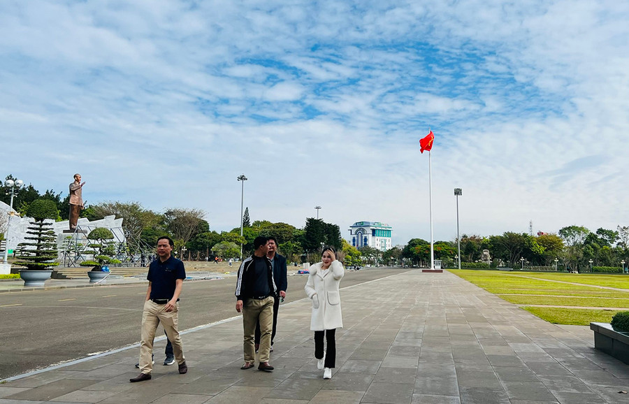 Dù tiết trời ở Pleiku vào sáng sớm ngày đầu năm mới khá lạnh nhưng du khách vẫn đổ về Quảng trường Đại Đoàn Kết tham quan. Ảnh Đỗ Hằng