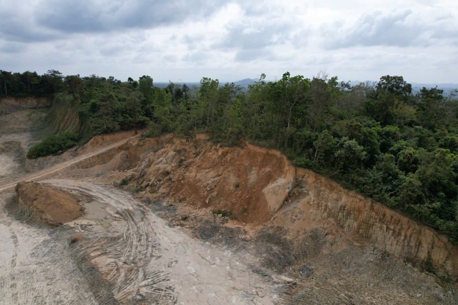 Toàn cảnh vụ múc đất rừng trái phép để thi công dự án. Ảnh: Bảo Trung Toàn cảnh vụ múc đất rừng trái phép để thi công dự án. Ảnh: Bảo Trung