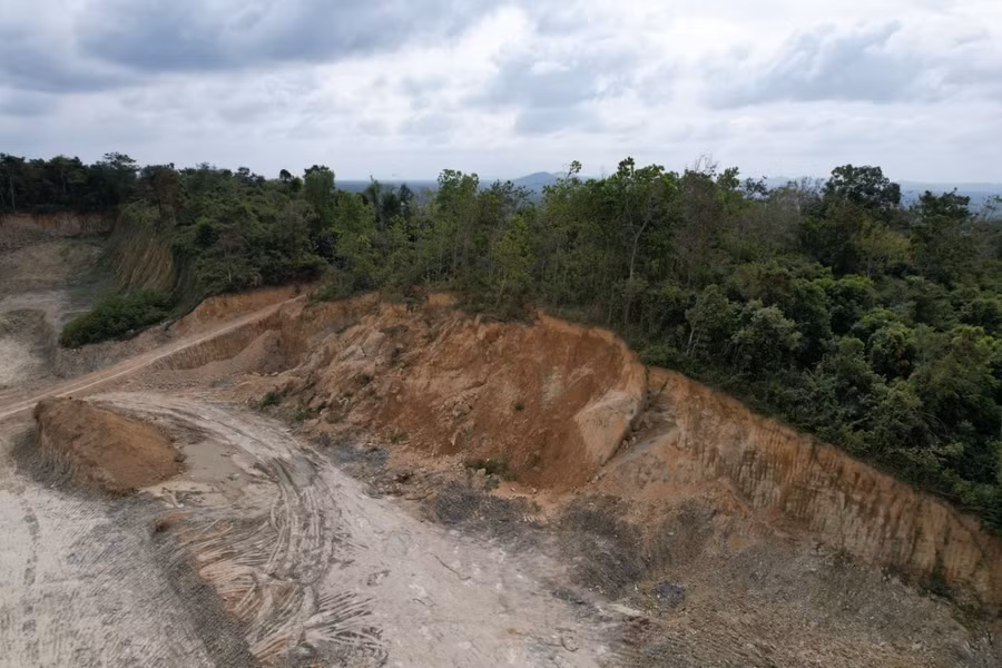 Toàn cảnh vụ múc đất rừng trái phép để thi công dự án. Ảnh: Bảo Trung