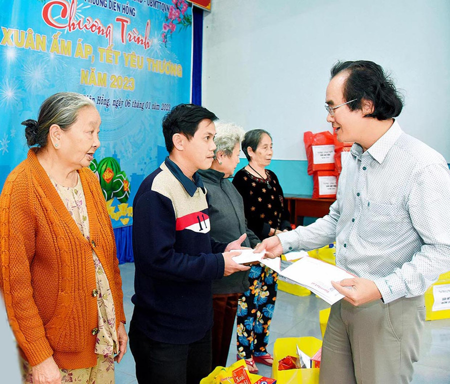 Phó Tổng Biên tập Báo Gia Lai Khuất Đình Viện trao quà cho hộ nghèo. Ảnh: Đức Thụy  Phó Tổng Biên tập Báo Gia Lai Khuất Đình Viện trao quà cho hộ nghèo. Ảnh: Đức Thụy