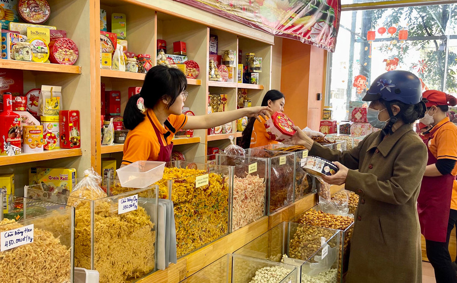 Những ngày giáp Tết Nguyên đán 2023, sức mua hàng hóa bắt đầu tăng mạnh, tập trung vào các mặt hàng thực phẩm. Ảnh: Vũ Thảo