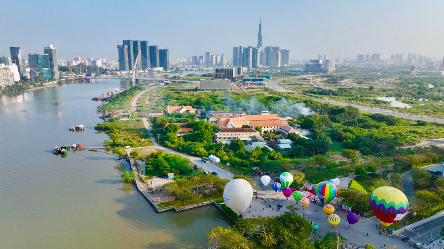 TP.HCM được xem là trung tâm du lịch của Việt Nam khi nhiều du khách đến đây và tỏa đi khắp cả nước. Ảnh: Độc Lập  TP.HCM được xem là trung tâm du lịch của Việt Nam khi nhiều du khách đến đây và tỏa đi khắp cả nước. Ảnh: Độc Lập