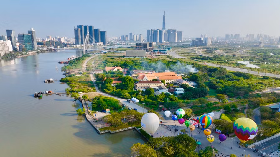  TP.HCM được xem là trung tâm du lịch của Việt Nam khi nhiều du khách đến đây và tỏa đi khắp cả nước. Ảnh: Độc Lập