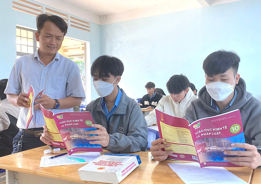 Giáo dục Kinh tế và Pháp luật là môn học mới đòi hỏi giáo viên và học sinh phải chủ động nghiên cứu, cập nhật kiến thức. Ảnh: Mộc Trà Giáo dục Kinh tế và Pháp luật là môn học mới đòi hỏi giáo viên và học sinh phải chủ động nghiên cứu, cập nhật kiến thức. Ảnh: Mộc Trà