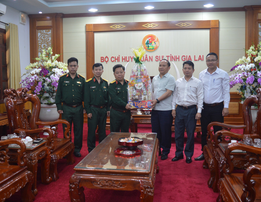 Phó Bí thư Tỉnh ủy Rah Lan Chung (thứ 3 từ phải qua) thăm, chúc Tết cán bộ, chiến sĩ Bộ Chỉ huy Quân sự tỉnh Gia Lai. Ảnh: Anh Huy xúc cử tri. Ảnh: Anh Huy