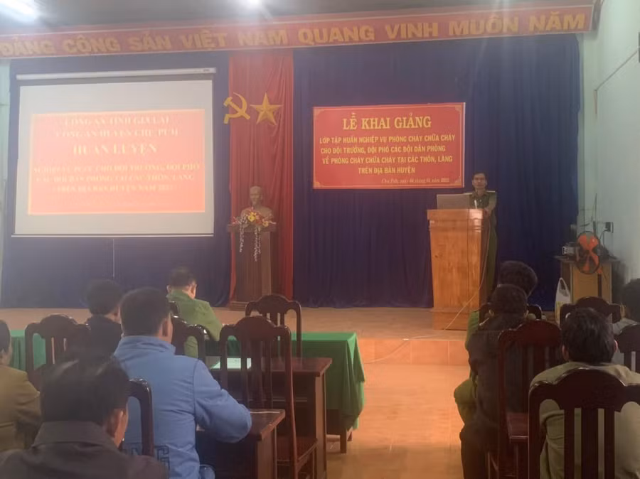 Quang cảnh buổi tập huấn nghiệp vụ phòng cháy, chữa cháy.Ảnh Công an huyện Chư Pưh cung cấp