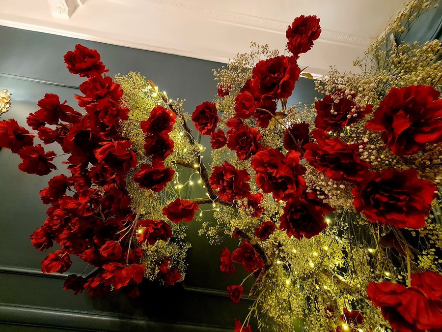 Nhiều gia đình dùng hoa giả trang trí dịp Tết để tiết kiệm chi phí. Ảnh: Vũ Long