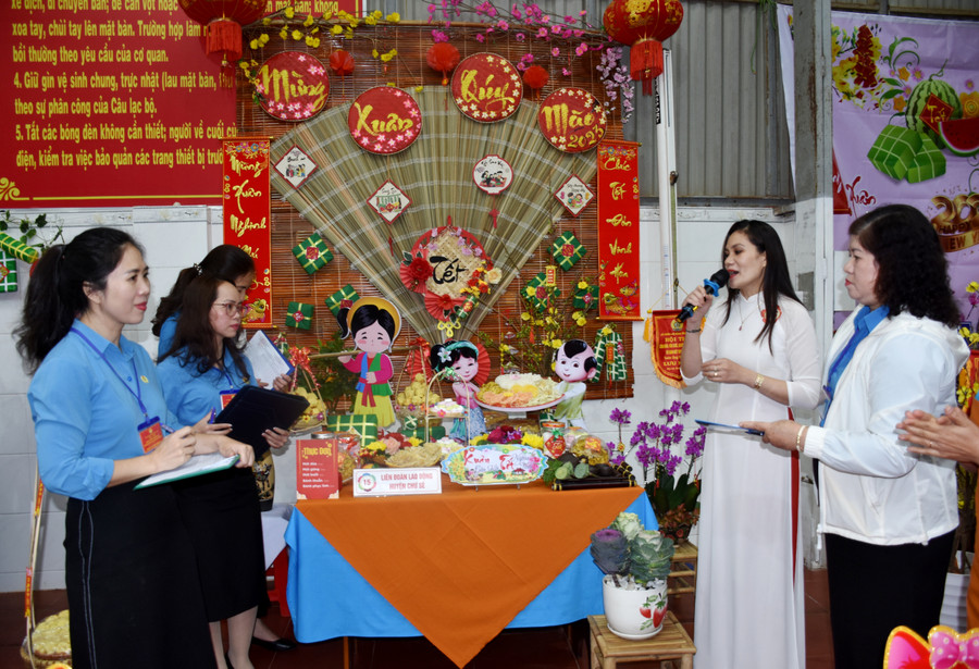 Đội LĐLĐ huyện Chư Sê đạt giải nhất Hội thi thuyết trình sản phẩm của mình với Ban Giám khảo Hội thi. Ảnh: Đinh Yến