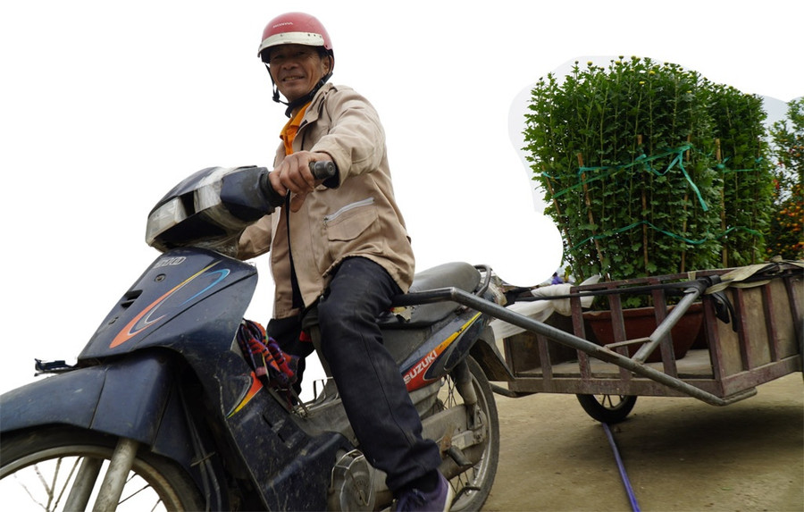 Phu xe Lê Văn Lâm cười toe với cuốc xe đầu tiên giữa trưa 20 tháng chạp với giá “hữu nghị” chỉ 50.000 đồng. Ảnh: Nguyễn Phúc