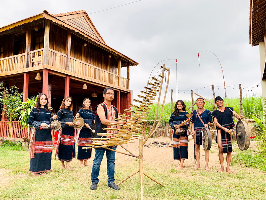  Anh A Ngưi (người đánh đàn) là người kết nối với người dân trong làng Kjang, xã Kông Lơng Khơng, huyện Kbang cùng chung tay phát triển du lịch cộng đồng. Ảnh nhân vật cung cấp