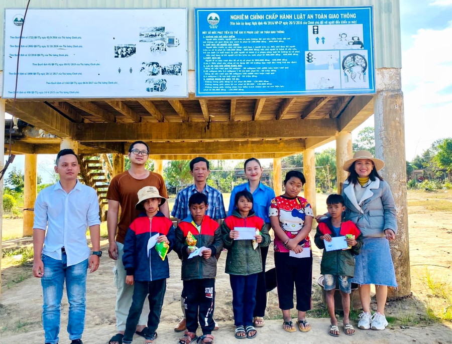 Tuổi trẻ Chư Păh chung tay xây dựng nông thôn mới ảnh 3 Huyện Đoàn Chư Păh phối hợp với các Mạnh Thường Quân tặng quà cho thiếu nhi làng Kênh (xã Ia Phí, huyện Chư Păh). Ảnh: Minh Nhật