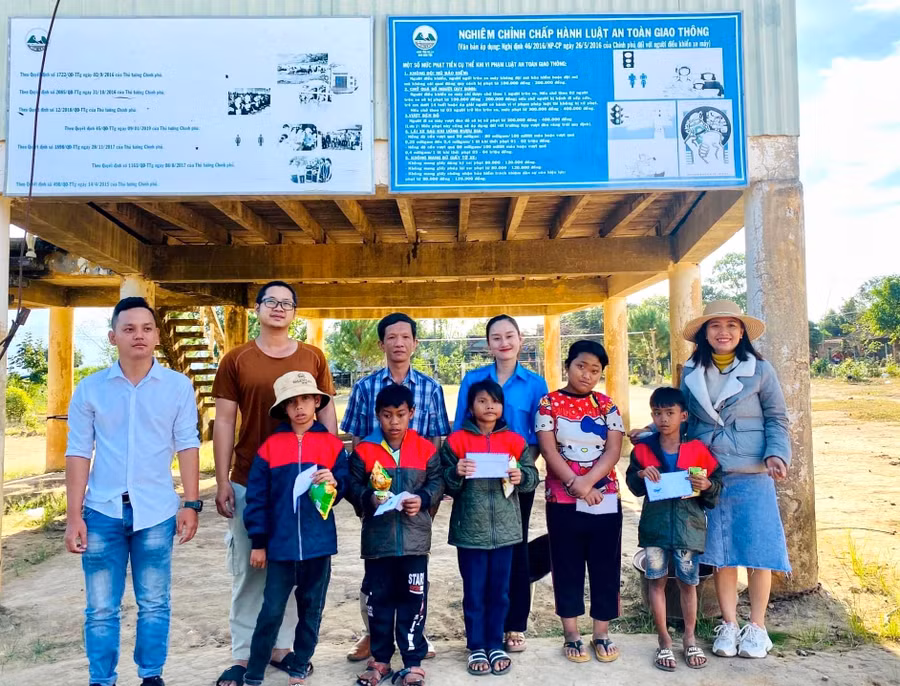 Huyện Đoàn Chư Păh phối hợp với các Mạnh Thường Quân tặng quà cho thiếu nhi làng Kênh (xã Ia Phí, huyện Chư Păh). Ảnh: Minh Nhật