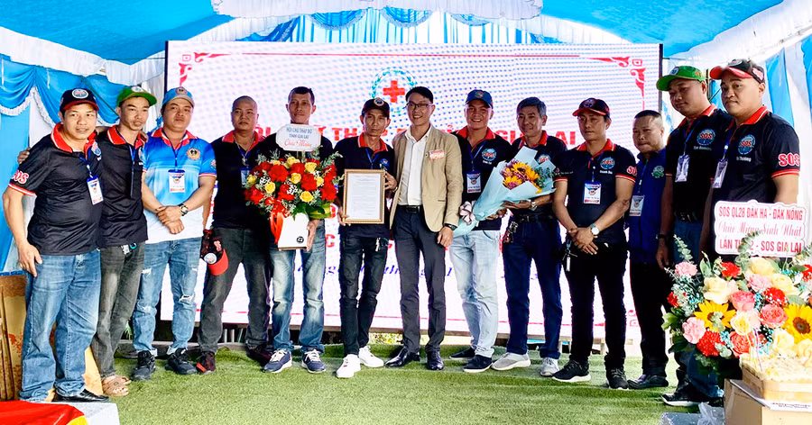 Ông Nguyễn Chí Cẩn (ở giữa, Phó Chủ tịch Hội Chữ thập đỏ tỉnh) trao quyết định công nhận SOS Gia Lai là câu lạc bộ trực thuộc Hội Chữ thập đỏ tỉnh. Ảnh: Như Nguyện