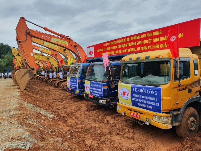 Bộ GTVT đồng loạt khởi công 12 dự án thành phần cao tốc Bắc - Nam. Ảnh: Huy Trường Bộ GTVT đồng loạt khởi công 12 dự án thành phần cao tốc Bắc - Nam. Ảnh: Huy Trường